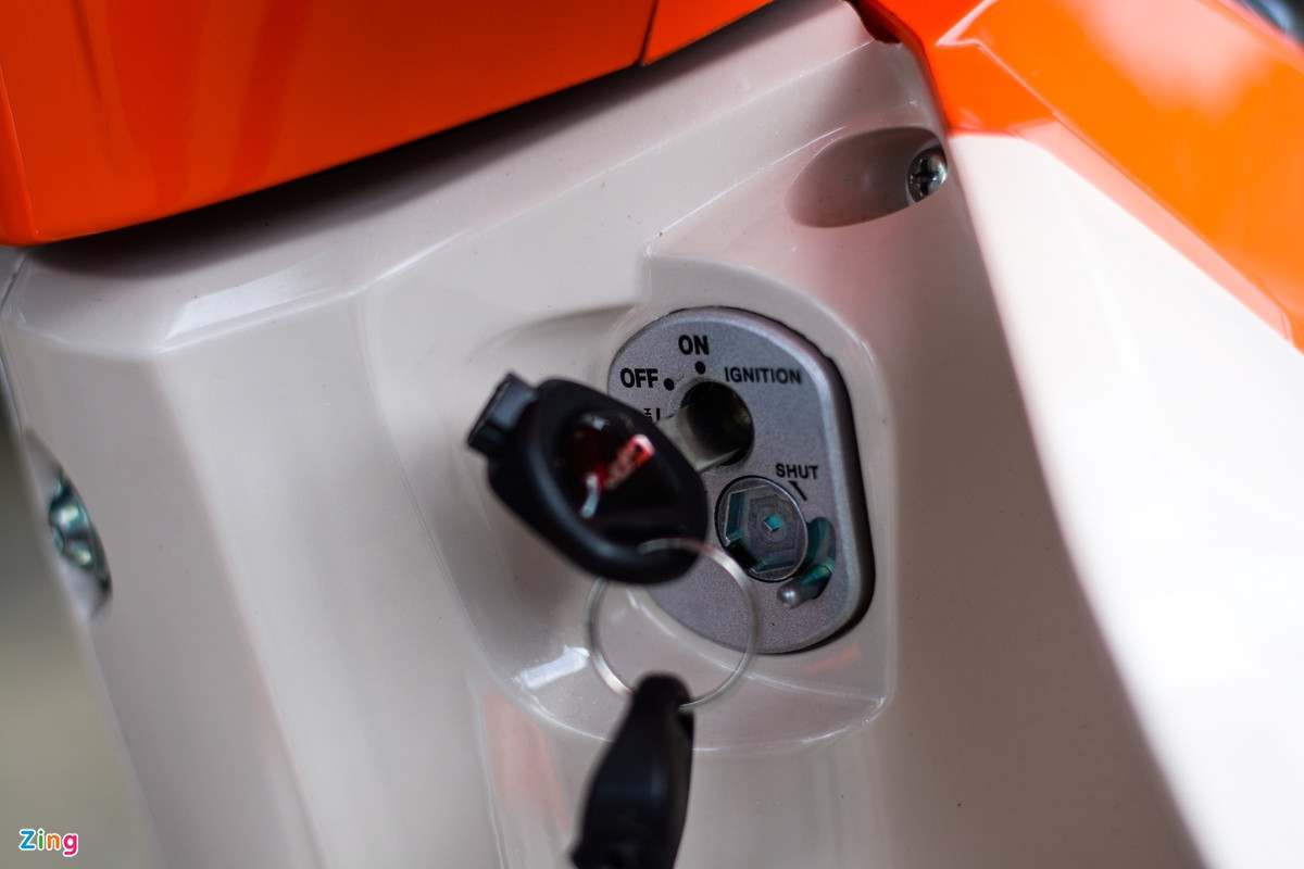 GPX Rock 110 dùng chìa khóa cơ, tuy nhiên ổ khóa chính không tích hợp mở yên. Người dùng cần cắm chìa vào ổ khóa ở yếm sau để mở yên.