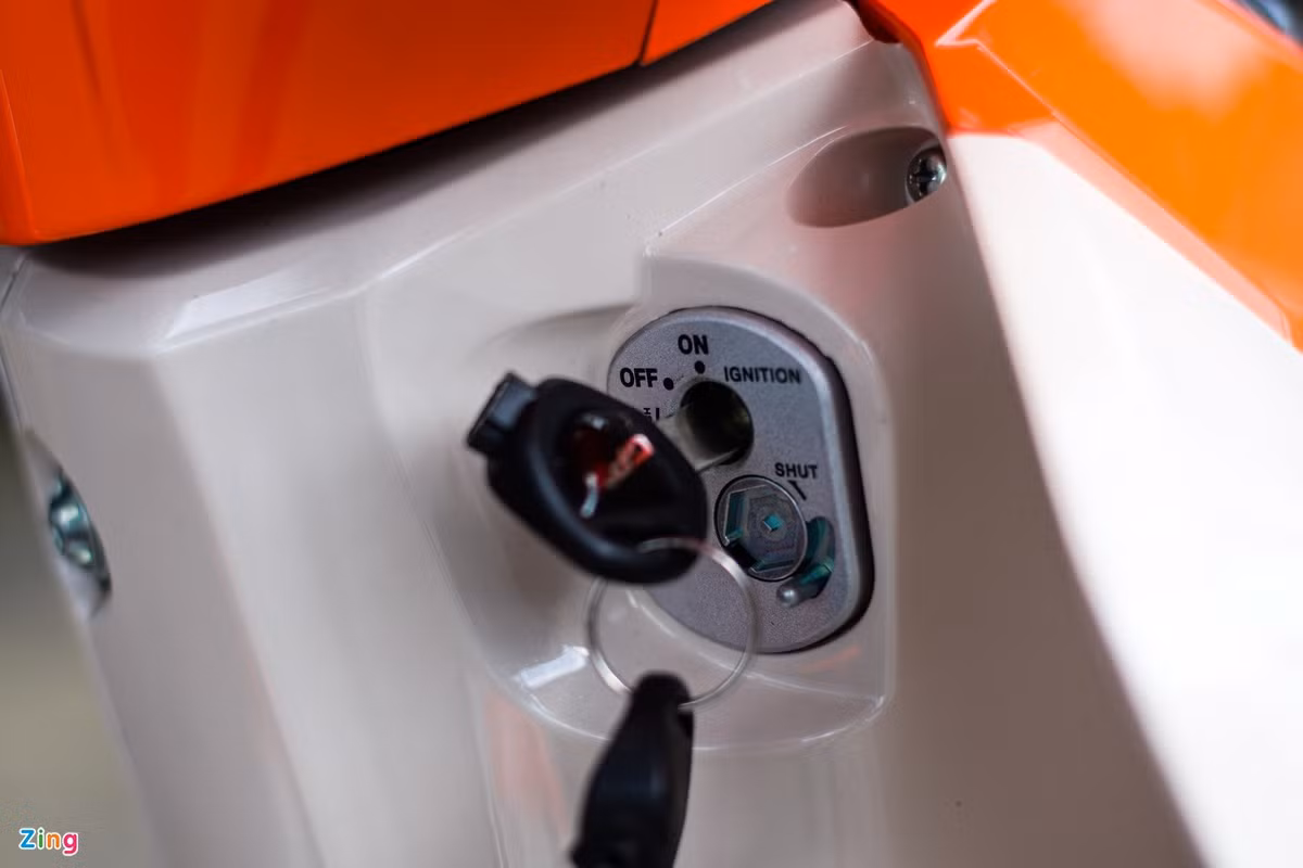 GPX Rock 110 dùng chìa khóa cơ, tuy nhiên ổ khóa chính không tích hợp mở yên. Người dùng cần cắm chìa vào ổ khóa ở yếm sau để mở yên.