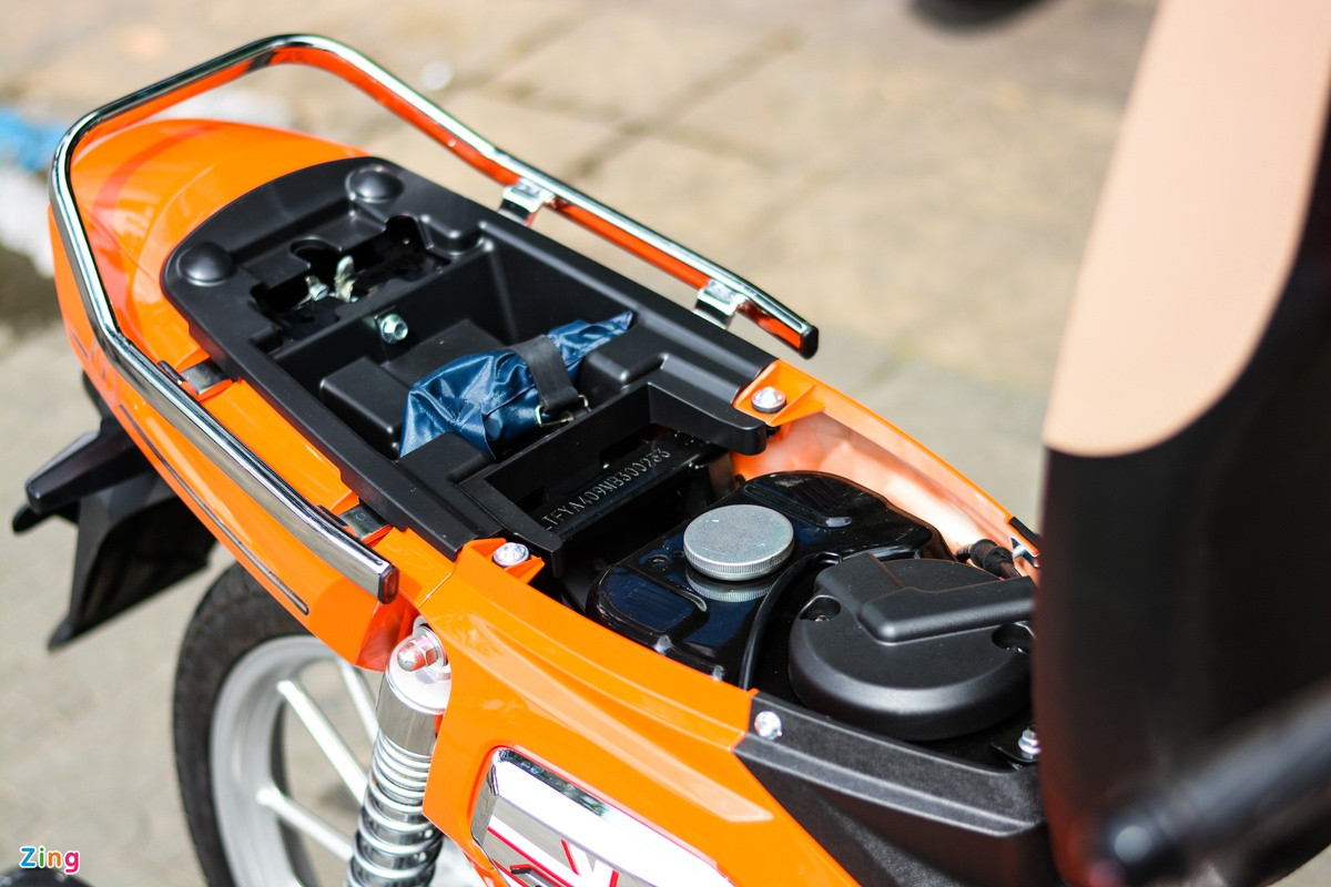 Bên dưới yên cao 780 mm là vị trí bình nhiên liệu và ngăn nhỏ chứa đồ nghề sửa xe cơ bản. Dung tích bình xăng của GPX Rock 110 là 4 lít.