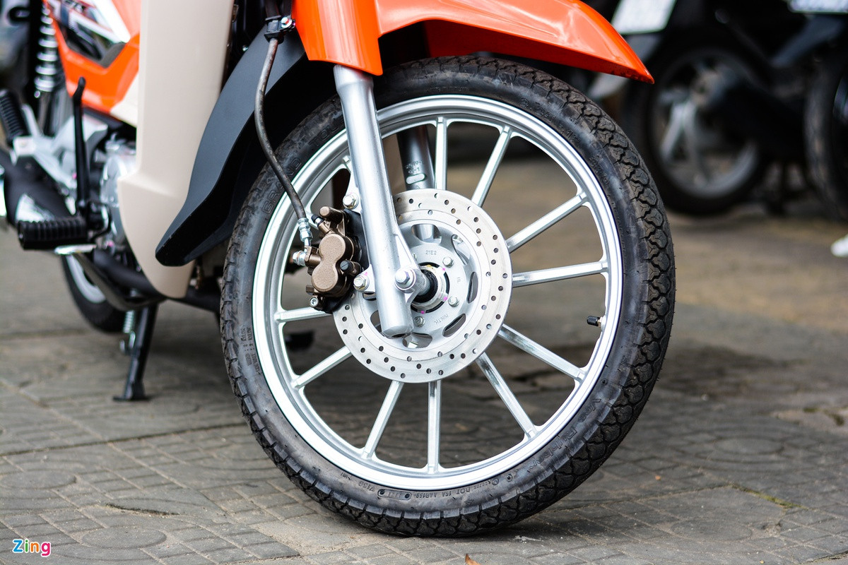 Hệ thống phanh trước dùng kẹp phanh 2 piston cùng đĩa phanh 220 mm. Trên phiên bản Racing tại Thái Lan, kẹp phanh được sơn màu đỏ nổi bật.