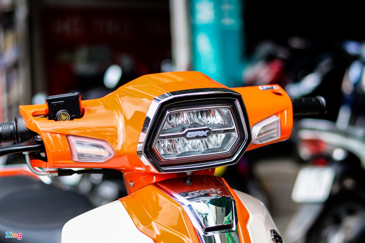 Thiết kế phần đầu vuông vức tạo sự quen thuộc như Honda Dream. Toàn bộ hệ thống đèn trên xe đều sử dụng công nghệ LED, cụm đèn chính dạng 2 ngăn được chia tách bởi thanh chrome cùng huy hiệu GPX.