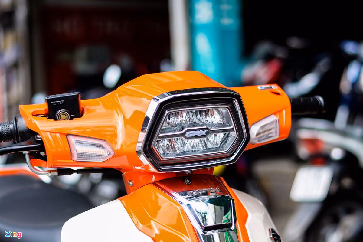 Thiết kế phần đầu vuông vức tạo sự quen thuộc như Honda Dream. Toàn bộ hệ thống đèn trên xe đều sử dụng công nghệ LED, cụm đèn chính dạng 2 ngăn được chia tách bởi thanh chrome cùng huy hiệu GPX.