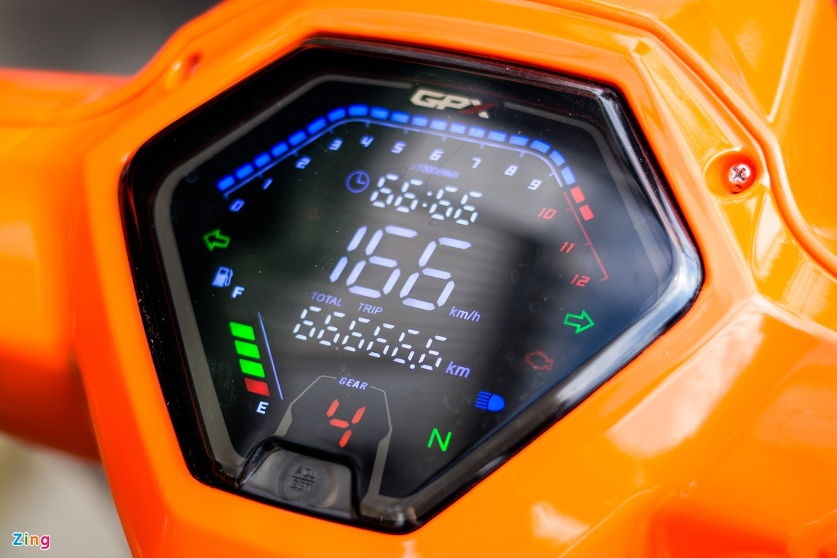 Màn hình tốc độ là loại điện tử hoàn toàn, hiển thị đầy đủ thông tin từ tốc độ, vòng tua máy đến thời gian. Trải nghiệm thực tế, màn hình cho khả năng quan sát tốt dưới trời nắng gắt. 