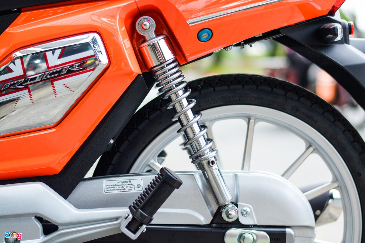 Hệ thống treo sau dạng lò xo trụ cơ bản, không thể điều chỉnh thông số.