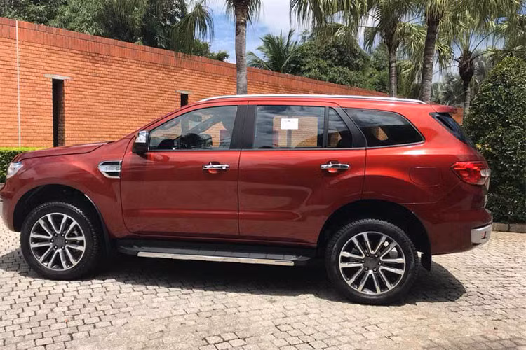 Động cơ tăng áp đôi (Twin Turbo) 4 xy-lanh thẳng hàng mới trên mẫu xe Ford Everest phiên bản nâng cấp 2018 này có tên gọi EcoBlue 2.0L, động cơ này sản sinh công suất lên đến 213 mã lực và mô-men xoắn 500Nm. Tức mạnh hơn hơn 21 mã lực và 30 Nm so với động cơ 3.2L Duratorq 5 xy-lanh ở bản Everest 3.2L từng xuất hiện trước đây.