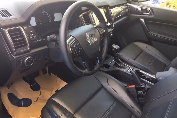 Everest 2018 về Việt Nam sẽ có 5 phiên bản khác nhau, bao gồm Trend 2.0 MT, Trend 2.0 AT, Titanium 2.0 AT, Titanium+ 2.0AT và Titanium 2.0 AT Turbo kép. Bản cao cấp nhất sẽ có đầy đủ các trang bị an toàn như kiểm tra soát áp suất lốp, khởi hành ngang dốc, đỗ xe tự động, cảnh báo va chạm, chệch làn đường, kiểm soát góc cua và địa hình, kiểm soát tiếng ồn chủ động, khóa vi sai cầu sau, 4WD dẫn động 2 cầu.