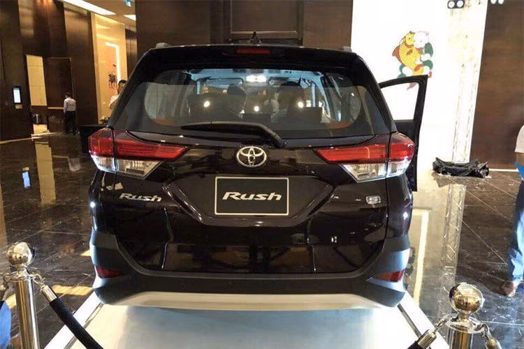 Xe dùng động cơ xăng 4 xi-lanh, Dual VVT-i, DOHC, dung tích 1,5 lít, tạo ra công suất tối đa 104 mã lực tại tua máy 6.000 vòng/phút và mô-men xoắn cực đại 136 Nm tại tua máy 4.200 vòng/phút. Động cơ kết hợp với hộp số sàn 5 cấp và tự động 4 cấp. Trang bị an toàn 6 túi khí, hệ thống cân bằng điện tử, hệ thống chống bó cứng phanh ABS,... Dự tính mẫu xe này sẽ có mức giá khoảng dưới 700 triệu đồng tại Việt Nam.