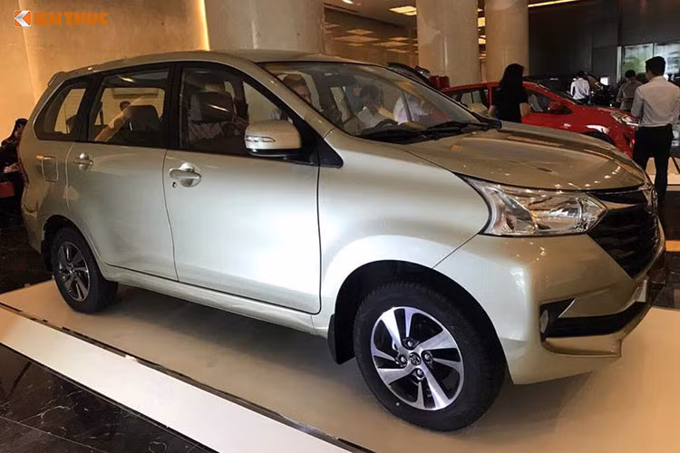 Ngoại hình Toyota Avanza sở hữu các đèn pha nhỏ hơn. Thân xe được chạm khắc mạnh mẽ với các đường cắt bắt đầu từ bộ phận chống trước chạy liền mạch về phía sau. Bên trong là một nội thất màu đen / nâu hoặc đen / xám, tùy thuộc vào biến thể, cho chiếc xe một cái nhìn sang trọng.