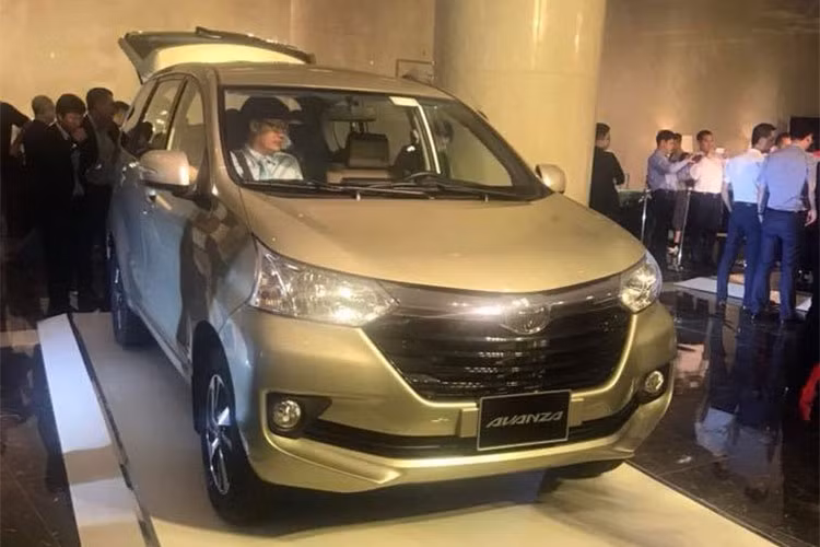 Khác với Rush có thiên hướng Crossover, chiếc xe Toyota Avanza mới được xem là Innova thu nhỏ với thiết kế kiểu MPV truyền thống. Giá bán của xe dự kiến sẽ rẻ hơn mẫu Rush. Nằm ở phân khúc xe MPV cỡ nhỏ, giá rẻ hơn đàn anh Innova, Toyota Avanza sẽ là một lựa chọn tối ưu cho nhu cầu sử dụng của gia đình đông người nhưng vẫn hiệu quả về mặt kinh tế.