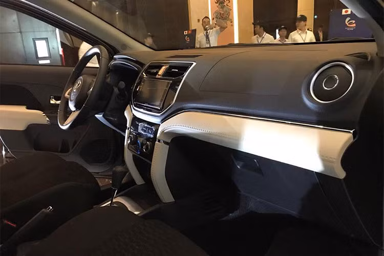 Mẫu xe Toyota Rush tại Việt Nam có thiết kế bao gồm chiều dài tổng thể 4.435 mm và rộng 1.695 mm. Các trang bị nổi bật của xe bao gồm đèn pha LED, mở cửa không cần chìa khóa, nút bấm khởi động máy, camera lùi và dàn âm thanh 8 loa. Bản thấp của Toyota Rush 2018 chỉ có hệ thống điều hòa chỉnh tay với chức năng nhớ vị trí...