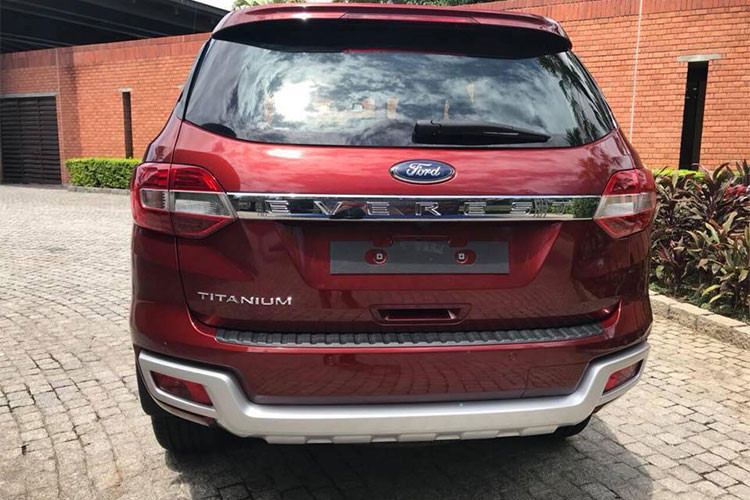Giá bán tạm tính của các phiên bản Ford Everest 2018 nhập khẩu về Việt Nam gồm: Everest Trend MT 2.0L (tạm tính 850.000.000 đồng), Trend AT 2.0L (tạm tính 900.000.000 đồng), Titanium AT 2.0L (tạm tính 1.000.000.000 đồng), Titanium + AT 2.0L (tạm tính 1.100.000.000 đồng), Titanium AT 2.0L (Bi-Turbo) 4×4 (tạm tính 1.250.000.000 đồng).