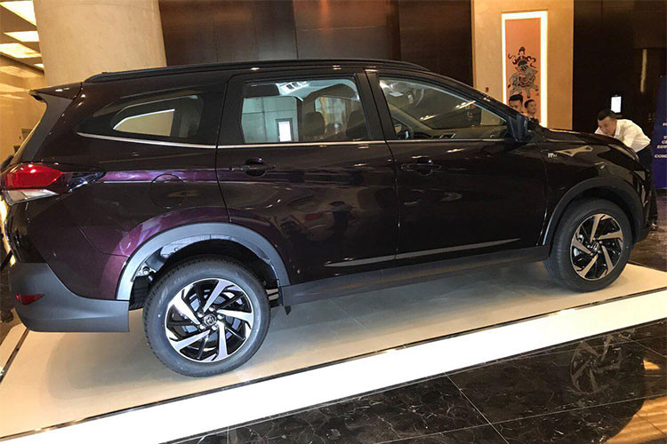 Tin đồn về việc Toyota Việt Nam sẽ chính thức phân phối dòng SUV lai MPV 7 chỗ Rush tại Việt Nam mới đây đã được lan truyền khiến nhiều khách hàng khấp khởi mừng. Có vẻ như tin đồn cuối cùng đã trở thành sự thật khi những hình ảnh của một chiếc Toyota Rush tại Hà Nội trong dịp gặp mặt các đại lý của Toyota Việt Nam.