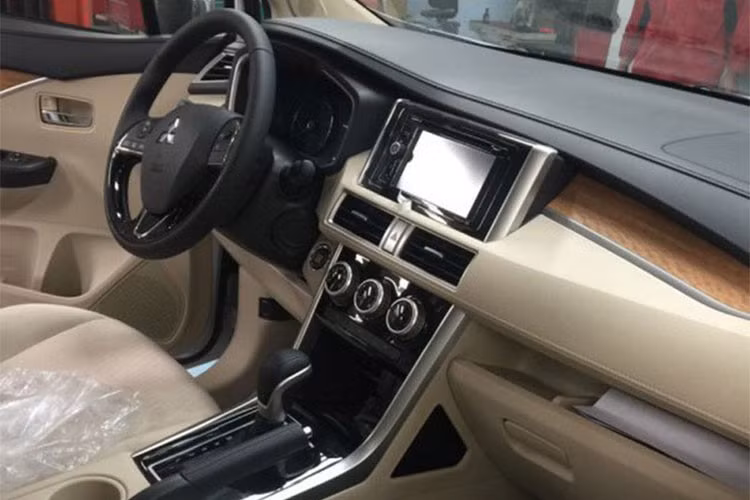 Dự đoán mẫu xe Mitsubishi Xpander mới tại Việt Nam sẽ chỉ được trang bị duy nhất động cơ 1.5L MIVEC DOHC 16 van, mang mã hiệu 4A91, cho công suất tối đa 102 mã lực từ 6.000 vòng/phút và mô-men xoắn cực đại 141Nm tại 4.000 vòng/phút. Kết hợp với động cơ này là tùy chọn hộp số sàn 5 cấp hoặc hộp số tự động 4 cấp.