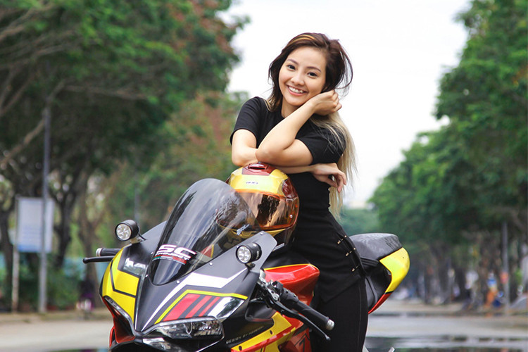 Với niềm đam mê môtô phân khối lớn, nhiều chị em phụ nữ cũng không hề kém cạnh gì phái mạnh – mặc dù với số lượng không nhiều, nhưng có những cá tính mạnh mẽ còn hơn rất nhiều cánh mày râu.