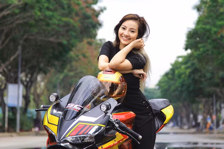 Với niềm đam mê môtô phân khối lớn, nhiều chị em phụ nữ cũng không hề kém cạnh gì phái mạnh – mặc dù với số lượng không nhiều, nhưng có những cá tính mạnh mẽ còn hơn rất nhiều cánh mày râu.