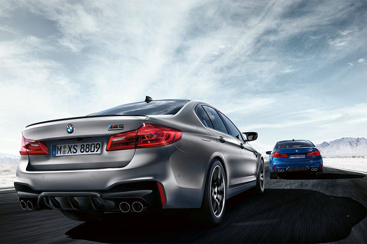 Xe có 3 chế độ lái bao gồm: Efficient, Sport và Sport Plus. Xe có thời gian tăng tốc từ 0 - 100 km/h chỉ trong vòng 3,3 giây; nhanh hơn M5 tiêu chuẩn với thời gian tăng tốc 3,4 giây. Thời gian tăng tốc từ 0-200km/h chỉ mất 10,8 giây - nhanh hơn 0,3 giây trong so với M5 tiêu chuẩn (10,5 giây) trước khi đạt vận tốc tối đa 305km/h.