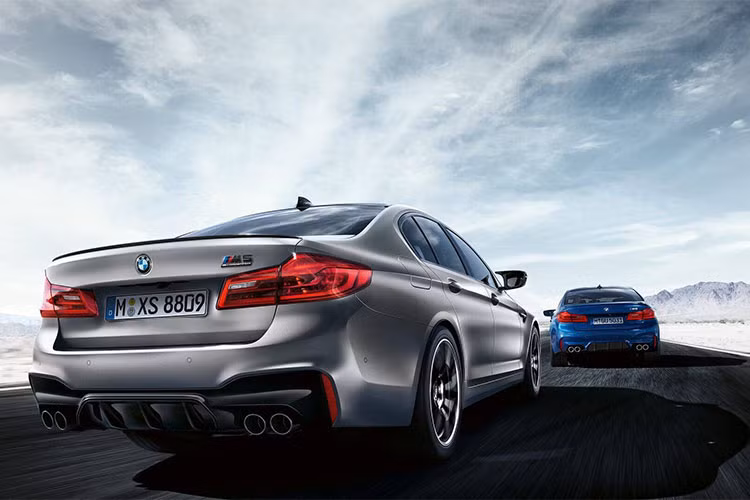 Xe có 3 chế độ lái bao gồm: Efficient, Sport và Sport Plus. Xe có thời gian tăng tốc từ 0 - 100 km/h chỉ trong vòng 3,3 giây; nhanh hơn M5 tiêu chuẩn với thời gian tăng tốc 3,4 giây. Thời gian tăng tốc từ 0-200km/h chỉ mất 10,8 giây - nhanh hơn 0,3 giây trong so với M5 tiêu chuẩn (10,5 giây) trước khi đạt vận tốc tối đa 305km/h.