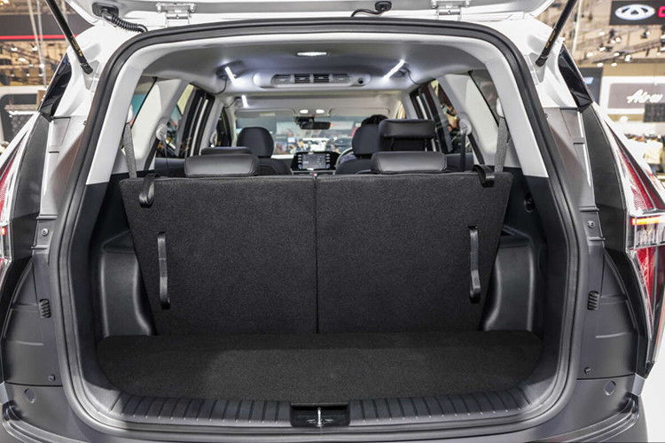 Xe còn có cảnh báo còn hành khách trên hàng ghế sau, hệ thống hỗ trợ tránh va chạm phía trước, cảnh báo mất tập trung, hỗ trợ giữ làn đường, hỗ trợ bám làn đường, hỗ trợ tránh va chạm trong điểm mù và hỗ trợ tránh va chạm với phương tiện cắt ngang khi lùi.