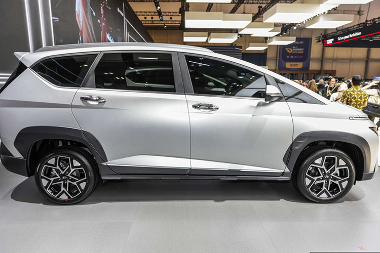 Đáng tiếc là động cơ của Hyundai Stargazer X không thay đổi so với bản thường. Xe vẫn dùng động cơ xăng Smartstream 4 xi-lanh, hút khí tự nhiên, dung tích 1.5L, sản sinh công suất tối đa 115 mã lực và mô-men xoắn cực đại 144 Nm. Động cơ này đi với hộp số tự động biến thiên vô cấp IVT và hệ dẫn động cầu trước.