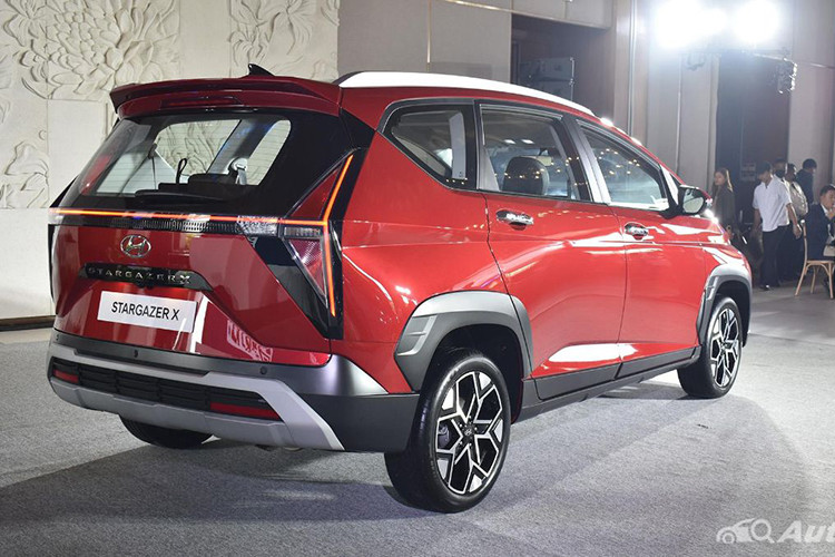 Nếu giá bán kể trên là chính xác thì Hyundai Stargazer X đắt hơn Stargazer bản thường đang bán tại Việt Nam. Hyundai Stargazer hiện có 4 phiên bản và giá niêm yết dao động từ 575 - 685 triệu đồng. Tương xứng với giá bán là ngoại xe hình thể thao hơn. So với bản thường, xe có những thay đổi đáng kể trong thiết kế ngoại thất như lưới tản nhiệt, cản trước, cản sau...
