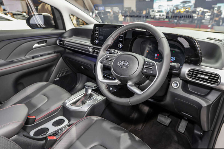 Bên trong xe, Hyundai Stargazer X không thay đổi nhiều so với bản thường. Xe sẽ được bổ sung ốp đen bóng xung quanh màn hình cảm ứng trung tâm, bảng đồng hồ và khu vực điều khiển điều hòa. Trong khi đó, ghế và vô lăng của xe đi kèm viền chỉ màu đỏ tạo cảm giác thể thao.