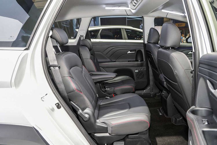 Những tính năng an toàn còn lại của xe gồm có 6 6 túi khí, hệ thống kiểm soát hành trình, camera lùi, hệ thống hỗ trợ khởi hành ngang dốc, cảnh báo áp suất lốp, hỗ trợ giới hạn tốc độ chỉnh tay...