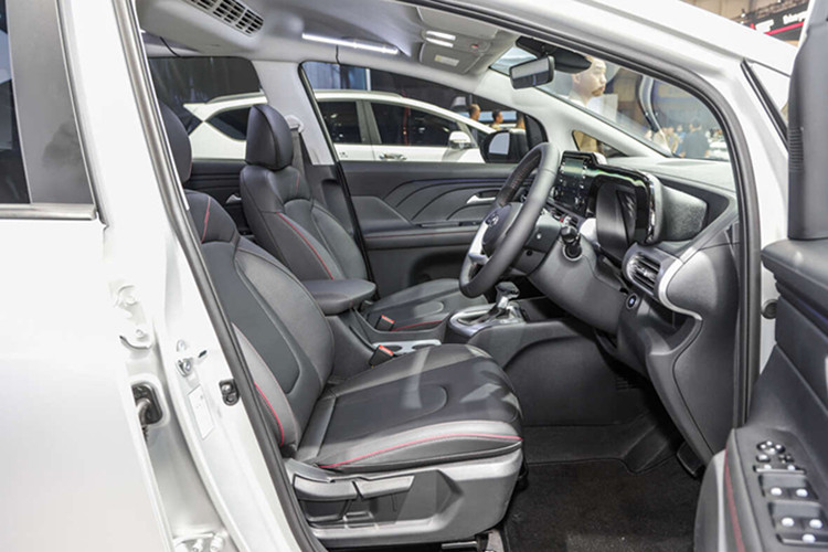 Đặc biệt, Hyundai Stargazer X còn được trang bị phanh tay điện tử và tính năng tự động giữ phanh tạm thời (Auto Hold). Bên cạnh đó là hệ thống âm thanh Bose, nút bấm SOS màu đỏ và đèn nội thất dạng LED. Danh sách trang bị an toàn của Hyundai Stargazer X có thêm sự xuất hiện của phanh đĩa sau và cảm biến hỗ trợ đỗ xe phía trước.