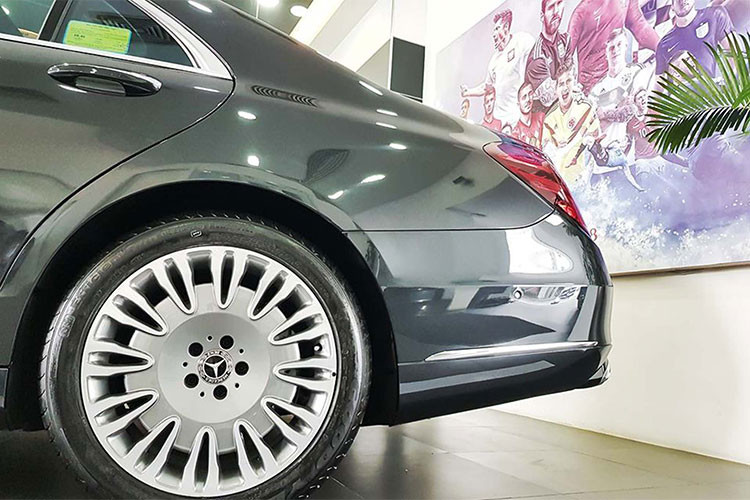 So với bộ la zăng hợp kim 18 inch tiêu chuẩn của nhà sản xuất, bộ mâm của mẫu xe siêu sang Mercedes-Maybach S600 khiến nhiều người lầm tửng nó là một chiếc Maybach thế hệ mới. Ngoài chi tiết mâm, ngoại thất của xe không thay đổi so với nguyên bản chính hãng bán ra.