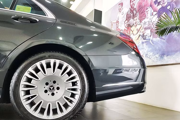 So với bộ la zăng hợp kim 18 inch tiêu chuẩn của nhà sản xuất, bộ mâm của mẫu xe siêu sang Mercedes-Maybach S600 khiến nhiều người lầm tửng nó là một chiếc Maybach thế hệ mới. Ngoài chi tiết mâm, ngoại thất của xe không thay đổi so với nguyên bản chính hãng bán ra.