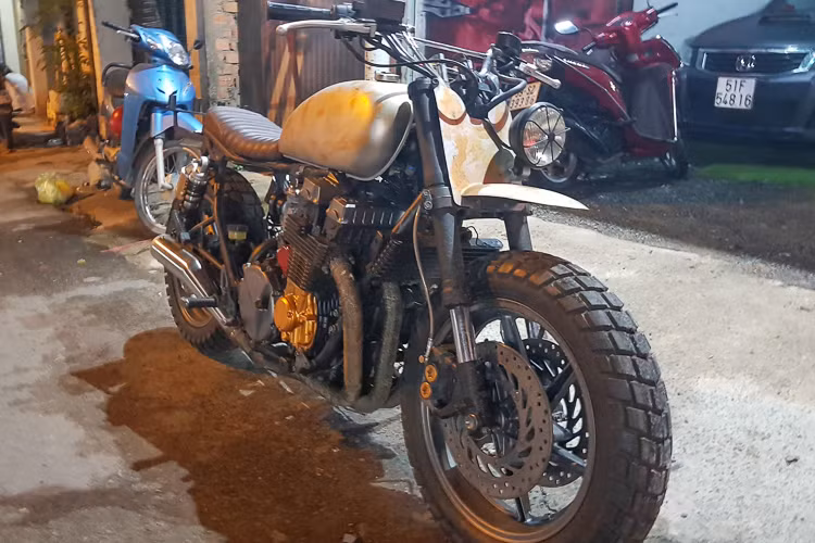 Diện mạo hoàn toàn mới cực chiến của chiếc "xế nổ" này theo tìm hiểu thì nó thuộc sở hữu của một biker tại Đà Nẵng đặt hàng theo phong cách Walking Dead cho chiếc Honda CB750F của mình. Hầu như các chi tiết trên xe đều đã được thay đổi. Bình xăng được gò hoàn toàn mới và sơn màu rỉ sét, cặp pô cũng được gò thủ công gãy khúc khá độc đáo.