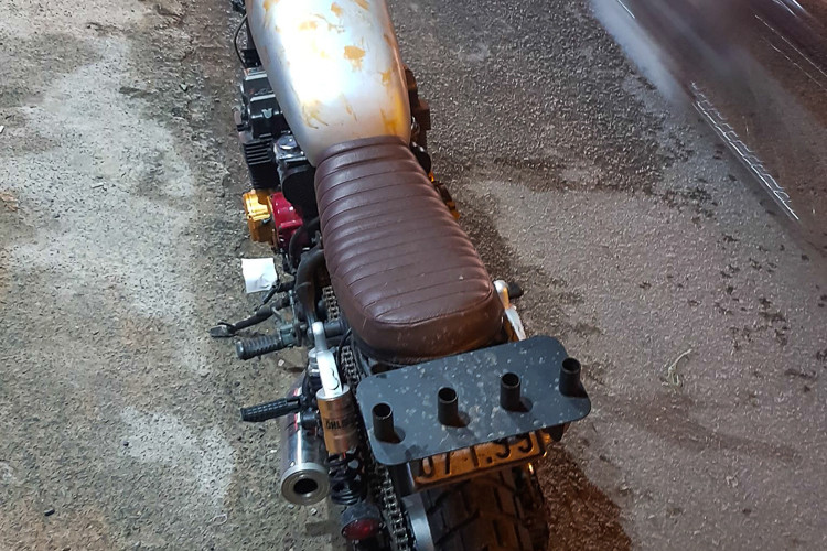 Yên xe được làm lại hoàn toàn và được bọc da vân bánh mì cổ điển. Điểm đặc biệt ở đuôi xe là chiếc Baga cực kỳ độc đáo, được làm theo đúng theo nguyên mẫu trong Walking Dead, đây là nơi nhân vật chính của phim cắm chiếc nỏ “thần thánh” để tiêu diệt những thây ma.