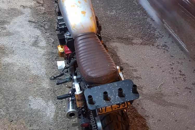 Yên xe được làm lại hoàn toàn và được bọc da vân bánh mì cổ điển. Điểm đặc biệt ở đuôi xe là chiếc Baga cực kỳ độc đáo, được làm theo đúng theo nguyên mẫu trong Walking Dead, đây là nơi nhân vật chính của phim cắm chiếc nỏ “thần thánh” để tiêu diệt những thây ma.