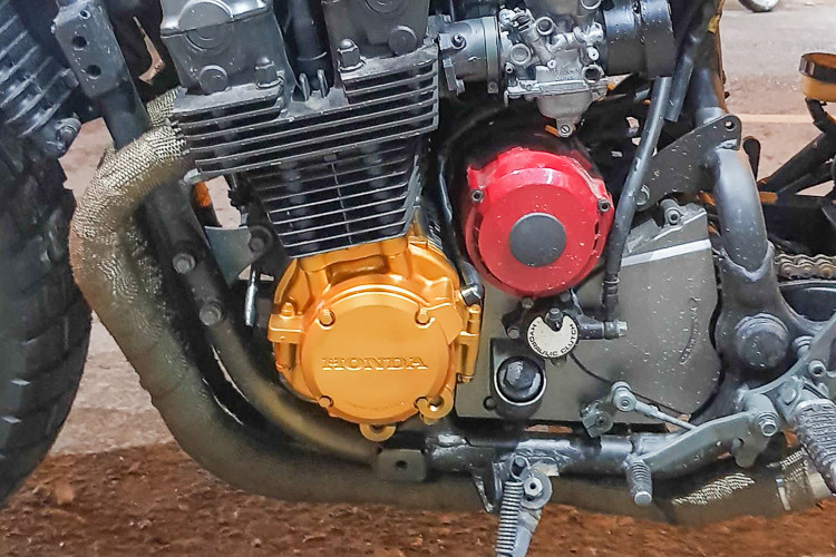 Honda CB750F được trang bị khối động cơ 4 xy-lanh thẳng hàng mạnh mẽ. Yếu tố này giúp cho việc tạo dáng cho xe trông hầm hố và dữ dằn hơn rất nhiều, bên cạnh đó, khối động cơ nguyên bản cũng được phục chế lại.