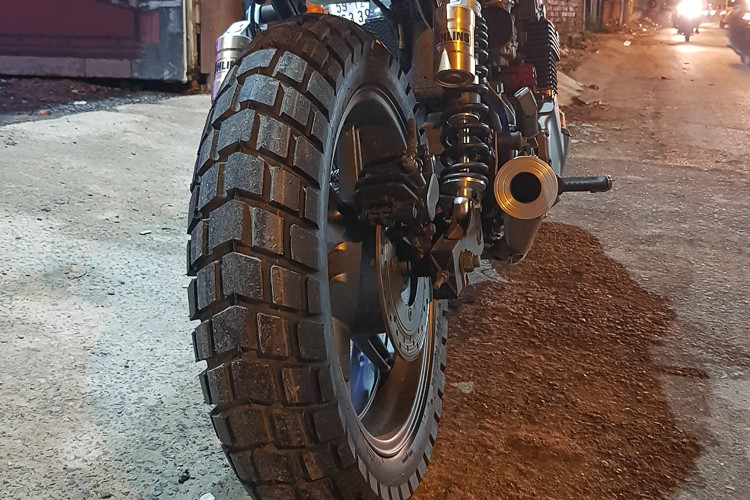 Đặc biệt, bộ phuộc trước Upside down được được sang từ mẫu Honda CBR600RR 2006, heo thắng trước của siêu môtô Suzuki GSX-R1000. Chắn bùn trước nhỏ nhắn được đặt ở vị trí cao, dè sau bị lược bỏ nhưng thay bằng bộ lốp gai lớn tăng thêm độ ngầu cho bản độ Honda CB750F.