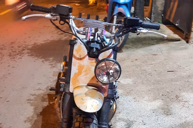 Phần đầu của xe với mặt nạ là một tấm ốp kim loại màu trắng đã được làm cũ, đèn pha được làm mới lại nhưng được ốp kím loại và đặt lệch sang bên trái. Ghi đông xe cũng được thay đổi theo phong cách Tracker, với thanh giằng thể thao dễ dàng di chuyển trên nhiều địa hình khác nhau.