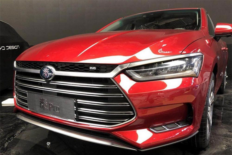 Qin Pro được thiết kế phần đầu xe tương tự như những thành viên mới khác của hãng xe ôtô BYD và nhà sản xuất gọi chung kiểu thiết kế đó là “mặt rồng”, một cái tên rất kêu. Bên cạnh lưới tản nhiệt đặc sắc, dự tính xe còn có thể được lắp đặt đèn pha và đèn định vị ban ngày LED.