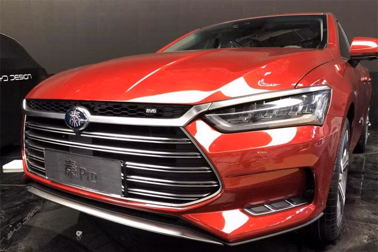 Qin Pro được thiết kế phần đầu xe tương tự như những thành viên mới khác của hãng xe ôtô BYD và nhà sản xuất gọi chung kiểu thiết kế đó là “mặt rồng”, một cái tên rất kêu. Bên cạnh lưới tản nhiệt đặc sắc, dự tính xe còn có thể được lắp đặt đèn pha và đèn định vị ban ngày LED.