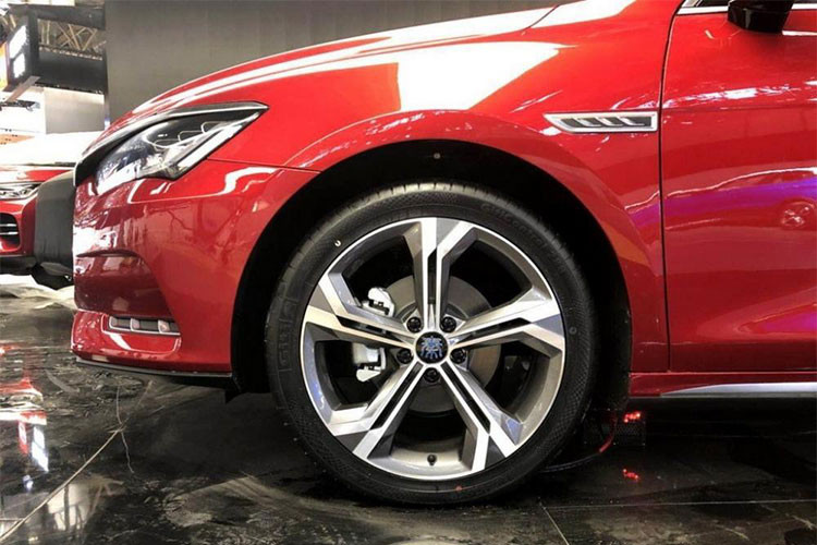 Thân xe với các đường nét thiết kế mang tính khí động học có nẹp kim loại chạy quanh từ đầu đến phía đuôi xe. Cụm đèn hậu thiết kế khá nhỏ, dạng led hiện đại viền chạy liền mạch quanh phần đuôi. Mâm xe dạng hợp kim thiết kế 5 chấu kép khá ấn tượng.