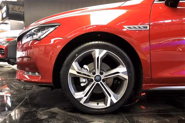 Thân xe với các đường nét thiết kế mang tính khí động học có nẹp kim loại chạy quanh từ đầu đến phía đuôi xe. Cụm đèn hậu thiết kế khá nhỏ, dạng led hiện đại viền chạy liền mạch quanh phần đuôi. Mâm xe dạng hợp kim thiết kế 5 chấu kép khá ấn tượng.