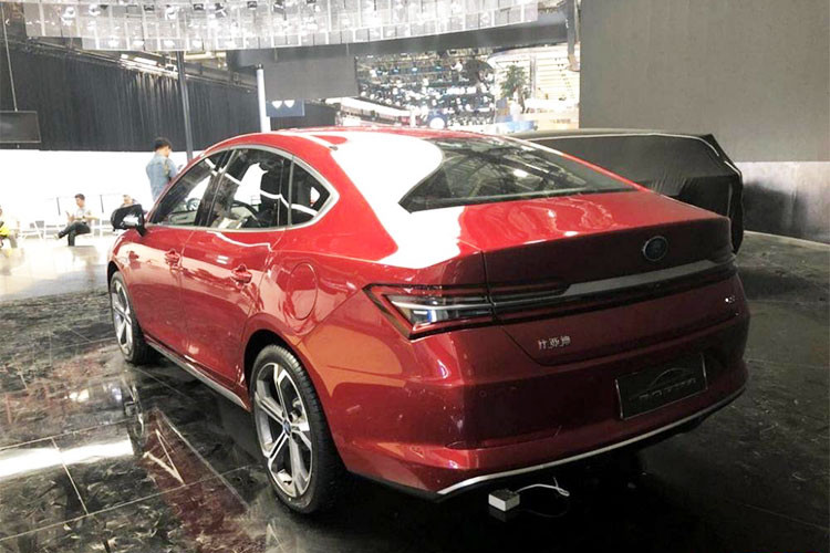 Đáng chú ý, Qin Pro là mẫu sedan BYD được tạo ra bởi giám đốc thiết kế mới, ông Wolfgang Egger đồng thời cũng là "sếp cũ" của thương hiệu xe sang Audi. Chính vì vậy, chiếc xe này được xem là sở hữu thiết kế đẹp nhất của thương hiệu này từ trước đến nay.