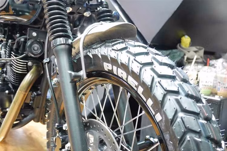 Là một mẫu tracker, chiếc xe được thay lốp gai Pirelli MT60 mới cho cả 2 bánh, cùng với dè trước nguyên bản bị loại bỏ và thay bằng dè độ bằng nhôm nhỏ gọn. Bình xăng nguyên bản của W175 cũng được giữ nguyên, Zeus Custom chỉ trang trí lại bằng cách phối các mảng màu đen mới.