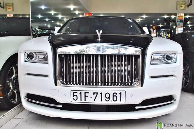 Ngoài việc trang trí thêm đề-can màu đen để tạo điểm nhấn bắt mắt hơn cho chiếc Coupe Rolls-Royce Wraith từng nằm trong bộ sưu tập xe của ông Đặng Lê Nguyên Vũ, công ty nhập khẩu tư nhân tại quận 5 chỉ thay đổi một chi tiết nhỏ là bộ mâm 7 chấu đơn của xe được mạ crôm sáng bóng thay cho màu sơn đen nhám lúc mới mua về.