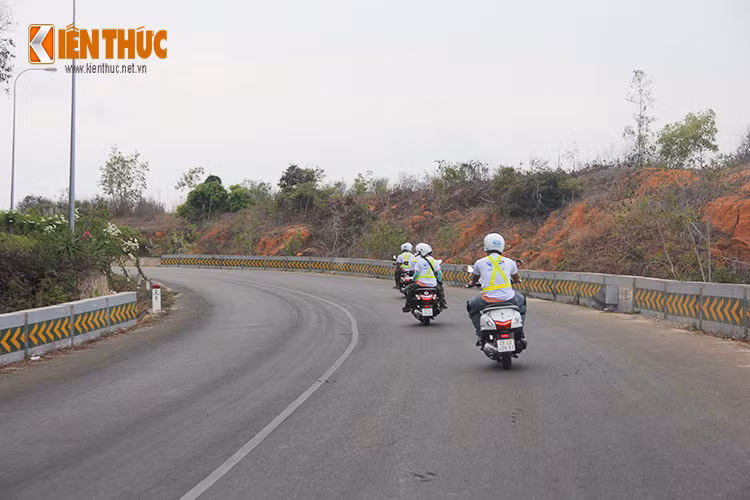 Đặc biệt hơn khi lần đầu tiên những tay lái "lụa" được trải nghiệm trên một mẫu xe scooter hoàn toàn mới của Yamaha để chinh phục cung đường Nam Trung Bộ dài hơn 1000km.