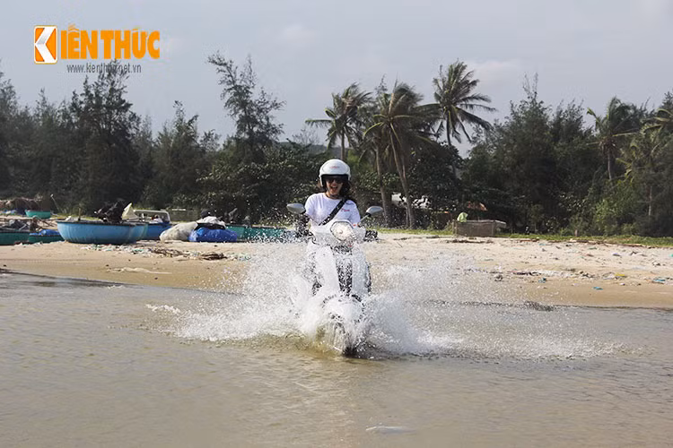 Tỉnh Bình Thuận cũng nằm trong số những cũng đường biển tuyệt đẹp đó, nó khiến cho một biker nữ khá phấn khích khi được "tung tăng" cùng chiếc scooter Grande trên biển.
