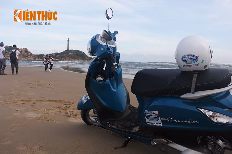 Trong ngày đầu tiên, Yamaha Grande tỏ ra khá "lì lợm" khi cùng nhóm "phượt" trải qua hơn 200km từ TP HCM qua hai tỉnh là Bà Rịa Vũng Tàu và Phan Thiết với số nhiện liệu chỉ khoảng hơn 3 lít.