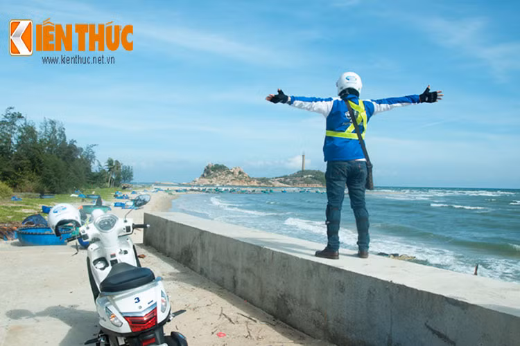 Vẻ đẹp của bãi biển cùng ngọn hải đang mũi Kê Gà khiến mỗi biker không khỏi phấn khích mỗi khi tới đây.
