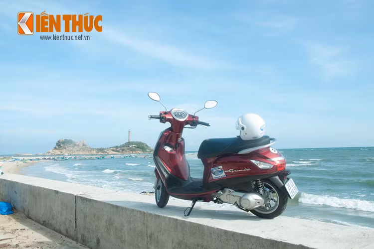 Scooter Yamaha Grande tạo dáng nhìn về phía ngọn hải đăng mũi Kê Gà tại huyện Hàm Thuận Nam tỉnh Bình Thuận.