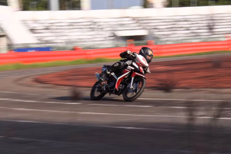 Các tay đua thi đấu ở thể thức Blade 110 cc ra trường đua thi đấu đầu tiên, sử dụng những chiếc Blade do Honda chuẩn bị sẵn với cấu hình giống y hệt nhau, chỉ được thay đổi một số chi tiết so với xe thương mại như đầu đèn bịt kín, pô độ, tháo dè...