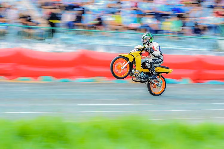 Bắt đầu từ thể thức này, ưu thế trên đường đua đã không chỉ phụ thuộc vào trình độ của các tay đua, mà còn của cả những chiếc xe đấu. Chính vì vậy, sự kịch tính và tốc độ của thể thức Wave bán chuyên đã trở nên hơn hẳn so với 2 thể thức đầu tiên.