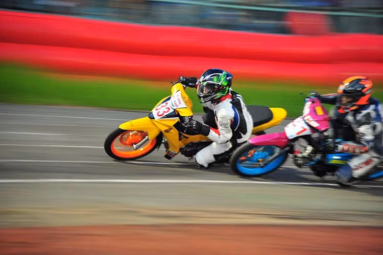 Sân đua chỉ thực sự bắt đầu trở thành "chảo lửa" khi các tay đua ở thể thức Wave bán chuyên nghiệp bước vào đường đua. Ở thể thức này, các xe đua sẽ được chuẩn bị bởi những lò độ và chỉ tuân theo một quy định duy nhất về trái piston.